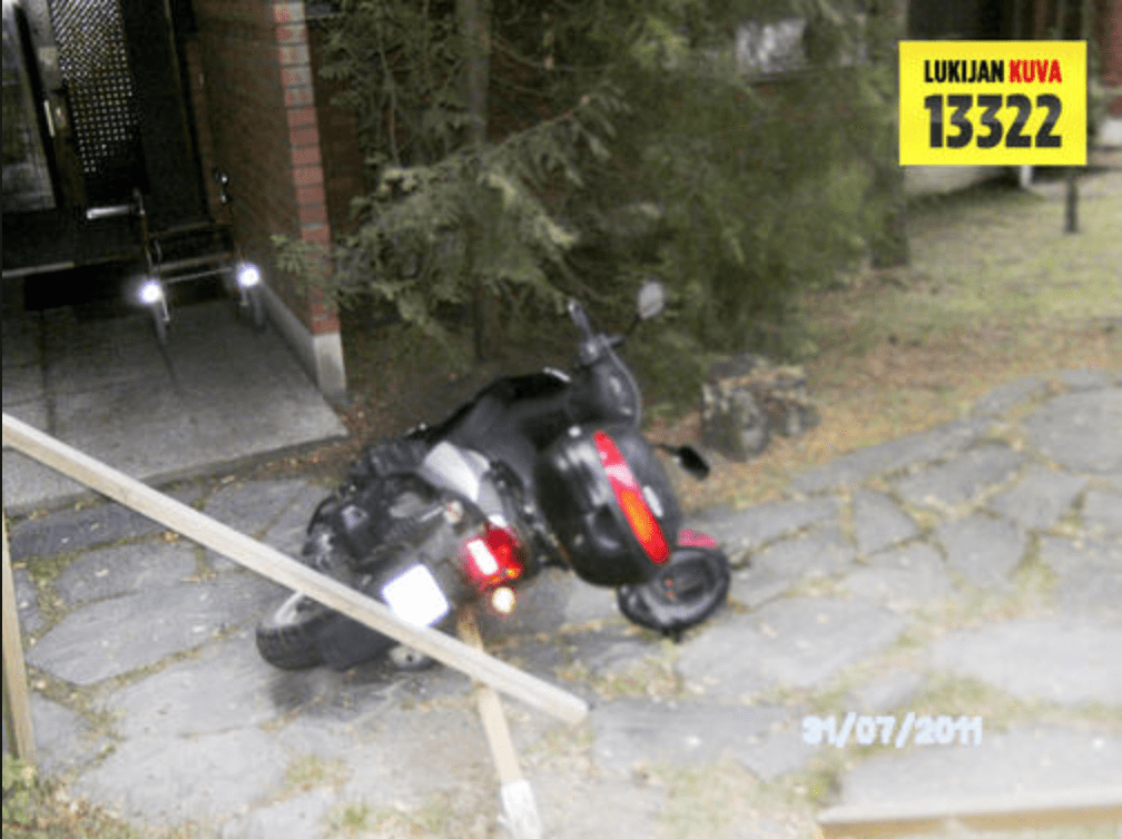 Karoliina Kestin skootteri löytyi kaatuneena. Miksi Karoliina ei hakenut apua sisältä taloista?