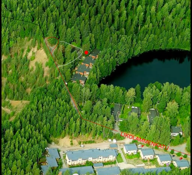Ilmakuva Karoliina Kestin katoamispaikasta. Lampi on takapihojen takana.