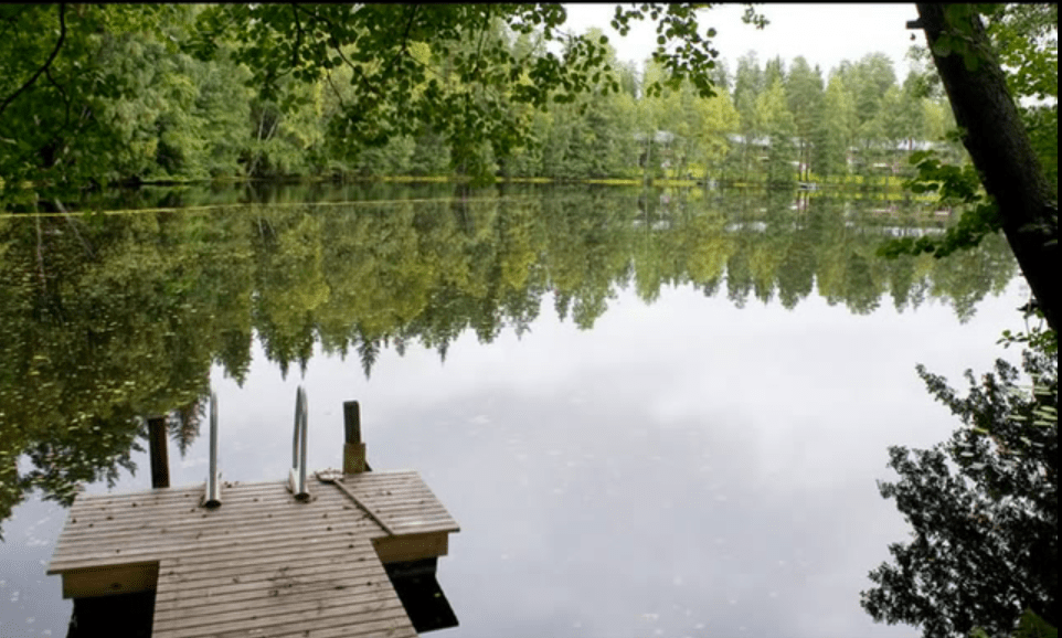 Asuntojen takapihoilla on laitureita.