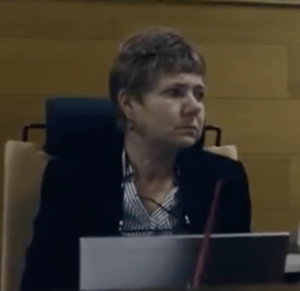 Kokoomuslainen käräjätuomari Annette Santamaa Ulvilasta ei katsonut olevansa jäävi tuomitsemaan Anneli Aueria.